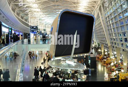 Schweiz: Abflughalle Lounge für Passagiere am Flughafen Zürich Stockfoto