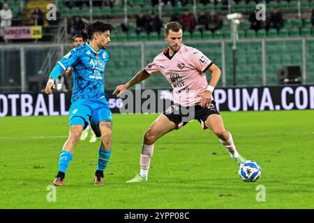 Jeremy Le Douaron (Palermo F.C.) und Salvatore Elia (Spezia Calcio) während des italienischen Serie BKT-Spiels zwischen Palermo F.C. und Spezia Calcio am 1. Dezember 2024 im Renzo Barbera Stadion in Palermo, Italien Stockfoto