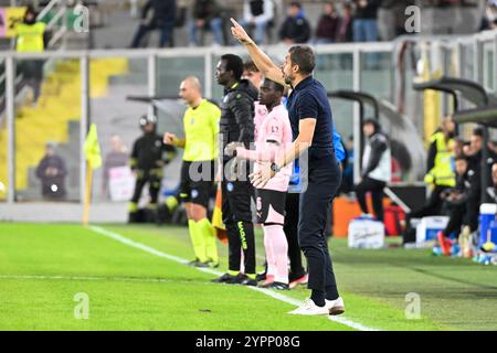 Cheftrainer Alessio Dionisi (Palermo F.C.) beim italienischen Spiel der Serie BKT zwischen Palermo F.C. und Spezia Calcio am 1. Dezember 2024 im Renzo Barbera Stadion in Palermo, Italien Stockfoto