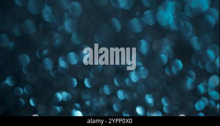 Unschärfe Helligkeit. Blaue Lichter. Variable Dispersion mit beleuchteten Farbflecken. Festlicher Hintergrund mit luftigem mystischem Glitzer. Stockfoto
