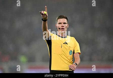 Heidenheim, Deutschland. Dezember 2024. Schiedsrichter Dr. Florian Exner Gestik Geste 1. FC Heidenheim 1846 FCH vs. Eintracht Frankfurt SGE 01.12.2024 DFL-VORSCHRIFTEN VERBIETEN DIE VERWENDUNG VON FOTOS ALS BILDSEQUENZEN UND/ODER QUASI-VIDEO/dpa/Alamy Live News Stockfoto