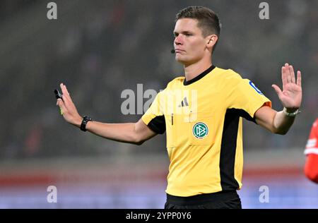 Heidenheim, Deutschland. Dezember 2024. Schiedsrichter Dr. Florian Exner Gestik Geste 1. FC Heidenheim 1846 FCH vs. Eintracht Frankfurt SGE 01.12.2024 DFL-VORSCHRIFTEN VERBIETEN DIE VERWENDUNG VON FOTOS ALS BILDSEQUENZEN UND/ODER QUASI-VIDEO/dpa/Alamy Live News Stockfoto