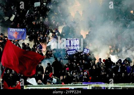 Florenz, Italien. Dezember 2024. Anhänger des ACF Fiorentina während des Spiels der Serie A Enilive zwischen ACF Fiorentina und FC Internazionale im Stadio Artemio Franchi am 1. Dezember 2024 in Florenz. Quelle: Giuseppe Maffia/Alamy Live News Stockfoto