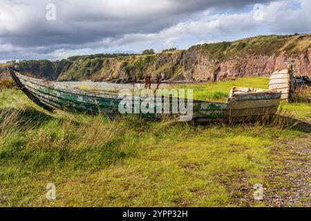 Überreste von Booten an der Nordseeküste von Boddin, Angus, Schottland, Großbritannien Stockfoto