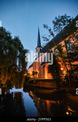 Die Johanniskirche spiegelt sich im Alzette River in der Dämmerung - Grund, Luxemburg-Stadt Stockfoto