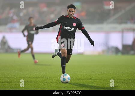 Voith Arena, Deutschland. Dezember 2024. 01.12.2024, Fussball-Bundesliga, 1. FC Heidenheim - Eintracht Frankfurt, emonline, emspor, v.l., Omar Marmoush (Eintracht Frankfurt) DFL/DFB-VORSCHRIFTEN VERBIETEN DIE VERWENDUNG VON FOTOGRAFIEN ALS BILDSEQUENZEN UND/ODER QUASI-VIDEO. Xdcx Credit: dpa/Alamy Live News Stockfoto