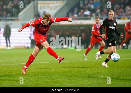 Heidenheim, Deutschland. Dezember 2024. Bild: V.l. Niklas Dorsch (1.FC Heidenheim, 39), 01.12.2024, Fussball, Bundesliga, 1. FC Heidenheim 1846 - Eintracht Frankfurt, GER, Heidenheim, Voith-Arena, DFL-VORSCHRIFTEN VERBIETEN JEDE VERWENDUNG VON FOTOGRAFIEN ALS BILDSEQUENZEN UND/ODER QUASI-VIDEO. Quelle: dpa/Alamy Live News Stockfoto