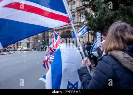 Liverpool, Merseyside. Dezember 2024. Eine kleine Anzahl von Menschen, Juden, Christen und Muslime, versammelten sich in einer Gegenveranstaltung für Israel, die friedlich stand. Sie beendeten die Kundgebung mit dem Ende der pro-palästinensischen Kundgebungsreden, indem sie „God Save the King“ singen, gefolgt von Israels Nationalhymne Hatikva (Hope). Quelle: Rena Pearl/Alamy Live News Stockfoto