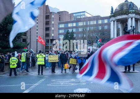 Liverpool, Merseyside. Dezember 2024. Eine kleine Anzahl von Menschen, Juden, Christen und Muslime, versammelten sich in einer Gegenveranstaltung für Israel, die friedlich stand. Sie beendeten die Kundgebung mit dem Ende der pro-palästinensischen Kundgebungsreden, indem sie „God Save the King“ singen, gefolgt von Israels Nationalhymne Hatikva (Hope). Quelle: Rena Pearl/Alamy Live News Stockfoto