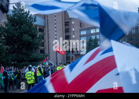 Liverpool, Merseyside. Dezember 2024. Eine kleine Anzahl von Menschen, Juden, Christen und Muslime, versammelten sich in einer Gegenveranstaltung für Israel, die friedlich stand. Sie beendeten die Kundgebung mit dem Ende der pro-palästinensischen Kundgebungsreden, indem sie „God Save the King“ singen, gefolgt von Israels Nationalhymne Hatikva (Hope). Quelle: Rena Pearl/Alamy Live News Stockfoto