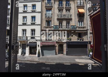 Fensterblick auf eine ruhige Straße in Montmartre - Paris, Frankreich Stockfoto