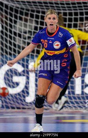 Innsbruck, Österreich. Dezember 2024. INNSBRUCK, ÖSTERREICH - 1. DEZEMBER: Angela Malestein aus den Niederlanden beim EHF Euro 2024 Frauen Gruppe F Spiel zwischen den Niederlanden und Deutschland in der Olympiahalle am 1. Dezember 2024 in Innsbruck, Österreich. (Foto von Henk Seppen/Orange Pictures) Credit: Orange Pics BV/Alamy Live News Stockfoto