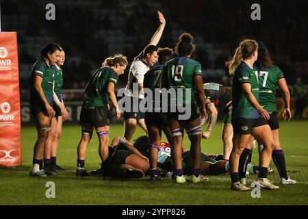 Twickenham, Großbritannien. November 2024 30. Babalwa Latsha von den Harlequins Women erzielte einen Versuch, 38-19 beim Premiership Women's Rugby-Spiel zwischen Harlequins Women und Trailfinders Women am 30. November 2024 in Twickenham Stoop, Twickenham, England zu erzielen. Foto von Ken Sparks. Nur redaktionelle Verwendung, Lizenz für kommerzielle Nutzung erforderlich. Keine Verwendung bei Wetten, Spielen oder Publikationen eines einzelnen Clubs/einer Liga/eines Spielers. Quelle: UK Sports Pics Ltd/Alamy Live News Stockfoto