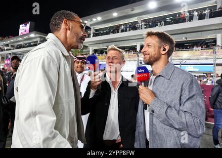 Doha, Katar. Dezember 2024. (L bis R): Rio Ferdinand (GBR) ehemaliger Fußballspieler in der Startaufstellung mit Simon Lazenby (GBR) Sky Sports F1 TV Presenter und Jenson Button (GBR) Sky Sports F1 Presenter/Williams Racing Senior Advisor in der Startaufstellung. Formel-1-Weltmeisterschaft, Rd 23, großer Preis von Katar, Sonntag, 1. Dezember 2024. Doha, Katar. Quelle: James Moy/Alamy Live News Stockfoto