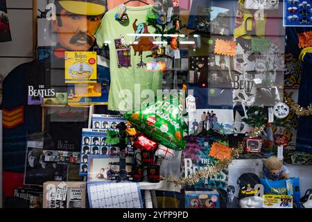 Auswahl an Souvenirs im Liverpool-Stil zum Verkauf in der Mathew Street Stockfoto