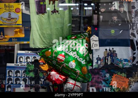 Auswahl an Souvenirs im Liverpool-Stil zum Verkauf in der Mathew Street Stockfoto