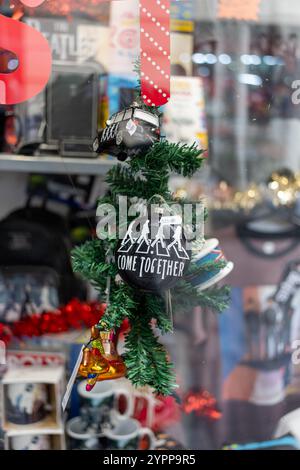 Auswahl an Souvenirs im Liverpool-Stil zum Verkauf in der Mathew Street Stockfoto