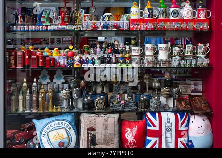 Auswahl an Souvenirs im Liverpool-Stil zum Verkauf in der Mathew Street Stockfoto