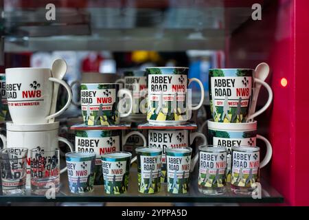 Auswahl an Souvenirs im Liverpool-Stil zum Verkauf in der Mathew Street Stockfoto