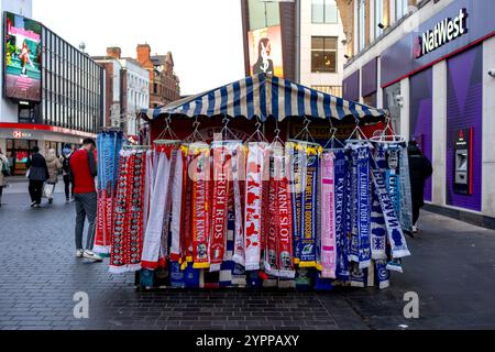 Fußballschals zum Verkauf an einem Marktstand im Stadtzentrum von Liverpool Stockfoto