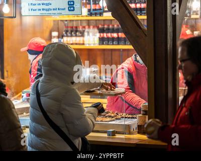 Nürnberger Christkindlesmarkt, 01.12.2024 ine Szene vom Nürnberger Christkindlesmarkt, die einen Verkaufsstand für Nürnberger Rostbratwürste zeigt. Nürnberg Bayern Deutschland *** Nürnberger Weihnachtsmarkt, 01 12 2024 eine Szene vom Nürnberger Weihnachtsmarkt mit einem Stand, der Nürnberger Bratwürste verkauft Nürnberg Bayern Deutschland 20241201-6V2A3663-M4000 Stockfoto