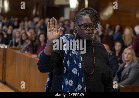 Brüssel, Belgien Dezember 2024. Rokia Bamba leistet den Eid während der Einsetzung des neuen gemeinderates von Vorst/Forest am Sonntag, dem 1. Dezember 2024 in Brüssel. Nach den Kommunal- und Provinzwahlen im Oktober in Belgien werden die PVDA-PTB, PS-Vooruit en Ecolo-Groen die Mehrheit bilden. BELGA FOTO NICOLAS MAETERLINCK Credit: Belga News Agency/Alamy Live News Stockfoto