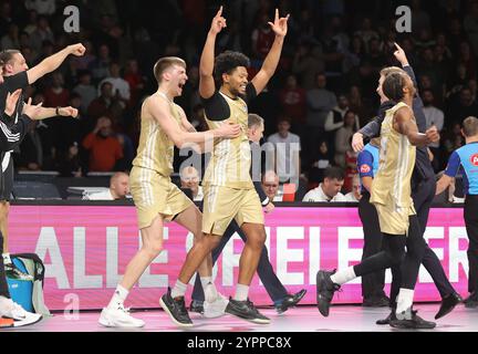 Jayden Gardner (Rasta Vechta, #1) bejubelt den Sieg. GER, FC Bayern Basketball vs. RASTA Vechta, Basketball, 1.Bundesliga, Saison 2024/2025, 01.12.2024, Foto: Eibner-Pressefoto/Marcel Engelbrecht Stockfoto