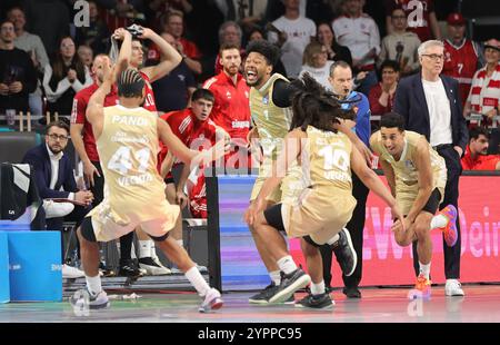 Jayden Gardner (Rasta Vechta, #1) bejubelt den Sieg. GER, FC Bayern Basketball vs. RASTA Vechta, Basketball, 1.Bundesliga, Saison 2024/2025, 01.12.2024, Foto: Eibner-Pressefoto/Marcel Engelbrecht Stockfoto