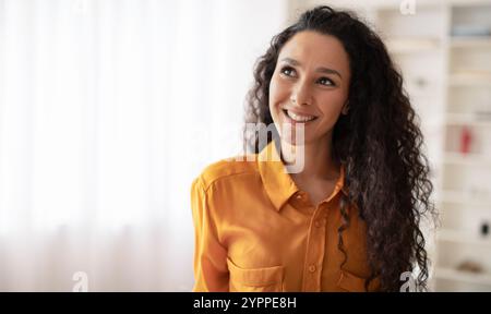 Happy Brunette Lady Posiert Und Sieht Lächelnd Zu Hause Stehen Stockfoto