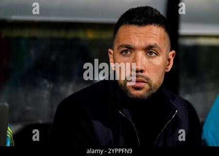 Nijmegen, Niederlande. Dezember 2024. NIJMEGEN, NIEDERLANDE - 1. DEZEMBER: AFC Ajax-Cheftrainer Francesco Farioli sieht vor dem Eredivisie-Spiel zwischen NEC und AFC Ajax im Goffertstadium am 1. Dezember 2024 in Nijmegen, Niederlande, an. (Foto: Rene Nijhuis/MB Media) Credit: MB Media Solutions/Alamy Live News Stockfoto