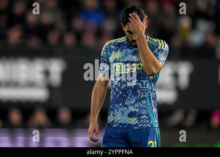 Nijmegen, Niederlande. Dezember 2024. NIJMEGEN, NIEDERLANDE - 1. DEZEMBER: Josip Sutalo vom AFC Ajax sieht während des Eredivisie-Spiels zwischen NEC und AFC Ajax im Goffertstadium am 1. Dezember 2024 in Nijmegen, Niederlande, niedergeschlagen aus. (Foto: Rene Nijhuis/MB Media) Credit: MB Media Solutions/Alamy Live News Stockfoto