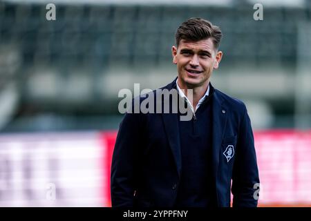 Nijmegen, Niederlande. Dezember 2024. NIJMEGEN, NIEDERLANDE - 1. DEZEMBER: Schiedsrichter Sander van der Eijk sieht sich vor dem Eredivisie-Spiel zwischen NEC und AFC Ajax im Goffertstadium am 1. Dezember 2024 in Nijmegen, Niederlande, an. (Foto: Rene Nijhuis/MB Media) Credit: MB Media Solutions/Alamy Live News Stockfoto