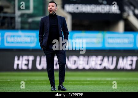 Nijmegen, Niederlande. Dezember 2024. NIJMEGEN, NIEDERLANDE - 1. DEZEMBER: AFC Ajax-Cheftrainer Francesco Farioli sieht vor dem Eredivisie-Spiel zwischen NEC und AFC Ajax im Goffertstadium am 1. Dezember 2024 in Nijmegen, Niederlande, an. (Foto: Rene Nijhuis/MB Media) Credit: MB Media Solutions/Alamy Live News Stockfoto