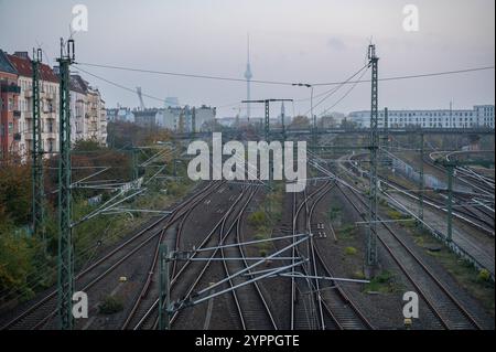 09.11.2024, Berlin, Deutschland, Europa - ein erhoehter Blick von der Boesebruecke entlang der Bornholmer Straße über Bahngleise in Richtung Berlin-Mitte mit dem Berliner Fernsehturm am Alexanderplatz in der Ferne. Heute, vor 35 Jahren, am 9. November 1989 fiel die Berliner Mauer und der ehemalige Grenzuebergang an der Bornholmer Straße zwischen den Bezirken Prenzlauer Berg und Wedding war der erste, an dem DDR-Büerger aus Ost-Berlin nach West-Berlin stroemten. *** 09 11 2024, Berlin, Deutschland, Europa ein erhöhter Blick von der Boesebruecke entlang der Bornholmer Straße über Eisenbahngleise der Vergangenheit Stockfoto