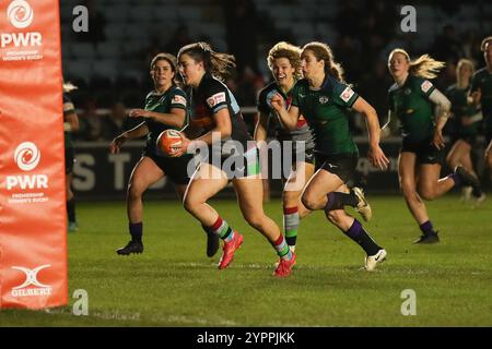 Twickenham, Großbritannien. November 2024 30. Sarah Parry von den Harlequins Women erzielte einen Versuch, das Ergebnis 45-26 während des Premiership Womens Rugby Matches zwischen den Harlequins Women und den Trailfinders Women am 30. November 2024 in Twickenham Stoop, Twickenham, England zu erreichen. Foto von Ken Sparks. Nur redaktionelle Verwendung, Lizenz für kommerzielle Nutzung erforderlich. Keine Verwendung bei Wetten, Spielen oder Publikationen eines einzelnen Clubs/einer Liga/eines Spielers. Quelle: UK Sports Pics Ltd/Alamy Live News Stockfoto