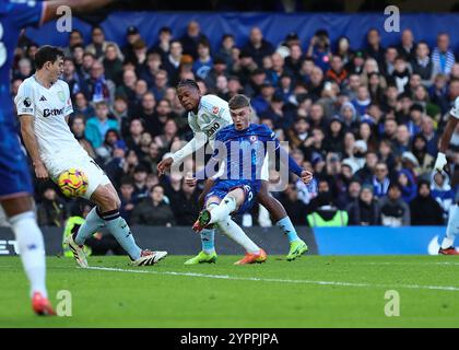 London, Großbritannien. 1. Dezember 2024; Stamford Bridge, Chelsea, London, England: Premier League Football, Chelsea gegen Aston Villa; Cole Palmer aus Chelsea schießt und erzielt in der 83. Minute das 3. Tor und schafft es 3-0 Credit: Action Plus Sports Images/Alamy Live News Stockfoto