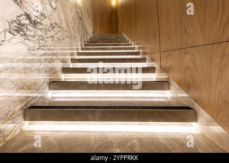 Modernes Treppenhaus in luxuriösem und geräumigem Apartment. Moderne Holztreppen auf Betonmauern. Innenarchitektur Treppen des Hauses. Stockfoto