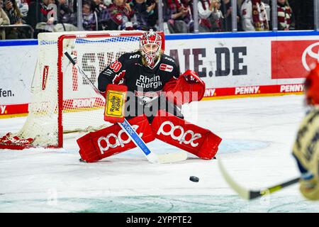 Deutschland. Dezember 2024. Eishockey Penny-DEL 22.Spieltag Koelner Haie - Schwenninger Wild Wings am 01.12.2024 in der Lanxess Arena in Köln Mirko Pantkowski ( Köln ) Gemaess den Vorgaben der DEL Deutsche Eishockey Liga ist die Publikation und Weiterverwertung der Aufnahmen in elektronischen Medien und Endgeraeten aller Art waehrend des laufenden Spiels nicht zulaessig. Foto: Revierfoto Credit: ddp Media GmbH/Alamy Live News Stockfoto