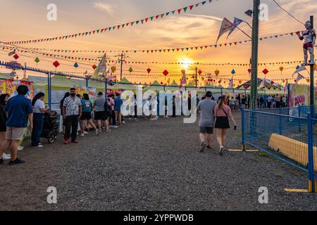 Richmond, Vancouver, BC, Kanada-8. September 2024: Menschen laufen in einem chinesischen Viertel in der Dämmerung um den lokalen Nachtmarkt. Stockfoto