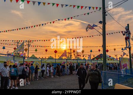 Richmond, Vancouver, BC, Kanada-8. September 2024: Menschen laufen in einem chinesischen Viertel in der Dämmerung um den lokalen Nachtmarkt. Stockfoto