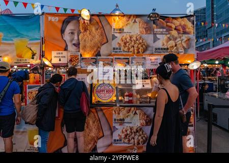 Richmond, Vancouver, BC, Kanada-8. September 2024: Menschen laufen in einem chinesischen Viertel in der Dämmerung um den lokalen Nachtmarkt. Stockfoto