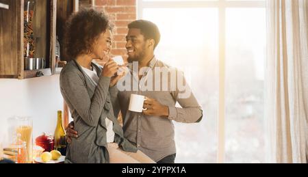 Nettes junges Paar, das Kaffee in der Küche trinkt Stockfoto