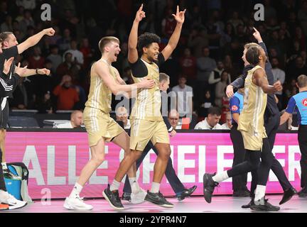 Jayden Gardner (Rasta Vechta, #1) bejubelt den Sieg. GER, FC Bayern Basketball vs. RASTA Vechta, Basketball, 1.Bundesliga, Saison 2024/2025, 01.12.2024, Foto: Eibner-Pressefoto/Marcel Engelbrecht Stockfoto