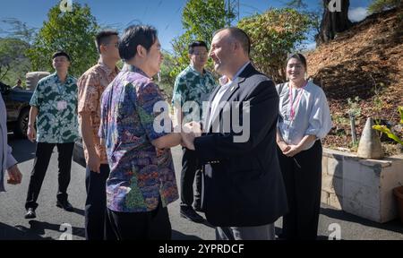 Honolulu, Usa. November 2024 30. Taiwans Präsident Lai Ching-te, links, wird von hawaiianischem Gouverneur Josh Green, rechts, bei der Ankunft zu einem Treffen bei der Hawaii Emergency Management Agency am 30. November 2024 in Honolulu, Hawaii begrüßt. Kredit: Liu Shu Fu/Taiwan Presidential Office/Alamy Live News Stockfoto