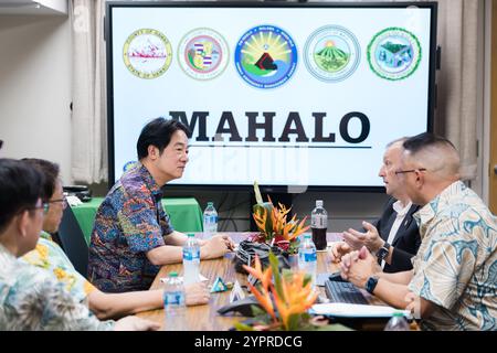 Honolulu, Usa. November 2024 30. Taiwans Präsident Lai Ching-te, links, trifft sich mit dem hawaiianischen Gouverneur Josh Green, Mitte rechts, und Administrator James Barros, rechts, bei der Hawaii Emergency Management Agency, am 30. November 2024 in Honolulu, Hawaii. Kredit: Liu Shu Fu/Taiwan Presidential Office/Alamy Live News Stockfoto