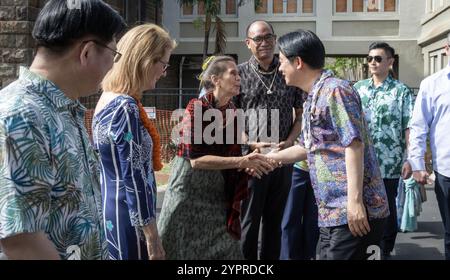 Honolulu, Usa. November 2024 30. Taiwans Präsident Lai Ching-te, rechts, Museumsdirektor Manu Kaiama, Zentrum, während eines Besuchs im Bishop Museum, 30. November 2024 in Honolulu, Hawaii. Kredit: Liu Shu Fu/Taiwan Presidential Office/Alamy Live News Stockfoto