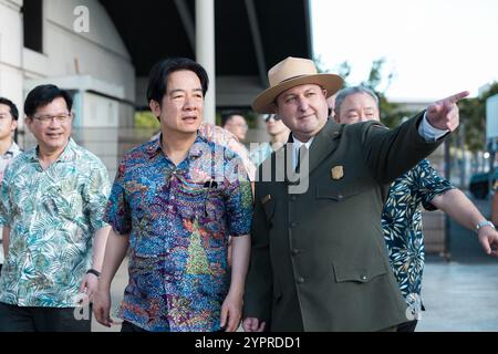 Honolulu, Usa. November 2024 30. Taiwans Präsident Lai Ching-te, Zentrum, und Stabschef Lin Chia-Lung, links, werden von Superintendent Tom Leatherman, rechts, am 30. November 2024 in Honolulu, Hawaii, durch das Pearl Harbor National Memorial geführt. Kredit: Liu Shu Fu/Taiwan Presidential Office/Alamy Live News Stockfoto