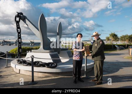 Honolulu, Usa. November 2024 30. Taiwans Präsident Lai Ching-te posierte links für ein Foto mit Superintendent Tom Leatherman rechts am Anker des Schlachtschiffs USS Arizona während eines Besuchs des Pearl Harbor National Memorial am 30. November 2024 in Honolulu, Hawaii. Kredit: Liu Shu Fu/Taiwan Presidential Office/Alamy Live News Stockfoto