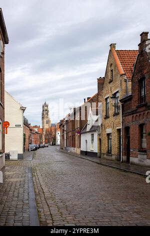 Türen alter Häuser und Fahrräder in einer europäischen Stadt. Stockfoto