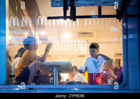 Familien genießen eine MacDonalds-Mahlzeit im China Town District von Manila auf den Philippinen. Stockfoto